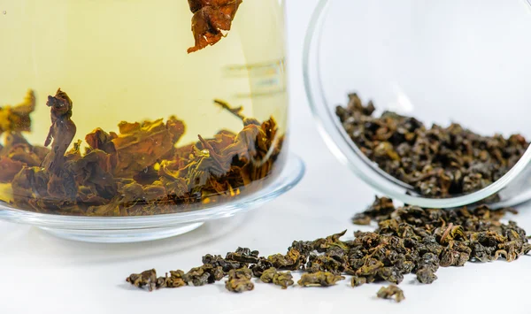 Nahaufnahme von verschüttetem Tee chinesischer Ginseng Oolong Tee, aufgebrühter Tee — Stockfoto