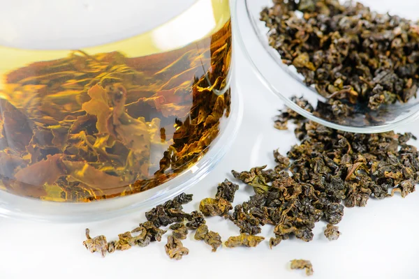 Primer plano de té derramado Ginseng chino té Oolong y te elaboró —  Fotos de Stock