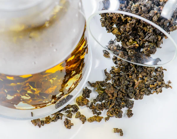 Nahaufnahme von verschüttetem Tee chinesischer Ginseng Oolong Tee, aufgebrühter Tee — Stockfoto