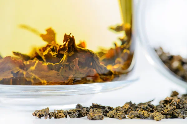 Close-up of spilled tea Chinese Ginseng Oolong Tea and brewed te — Stok fotoğraf