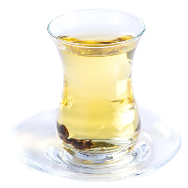 Copa de vidrio de té verde elaborado, primer plano, en un brillo, aislado en —  Fotos de Stock