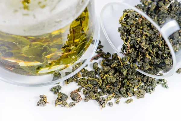 Nahaufnahme von verschüttetem Tee Alishan Oolong (Taiwan) Tee und aufgebrühtem T — Stockfoto