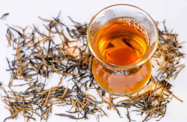 Чай, приготовленный в чашке (беспорядок) Золотая игла с рыжими волосами (золото
