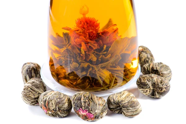 异国情调的绿茶与鲜花在玻璃茶壶"爱心"，是 — 图库照片