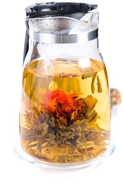 Exotischer grüner Tee mit Blumen in Glas Teekanne "liebevolles Herz" — Stockfoto