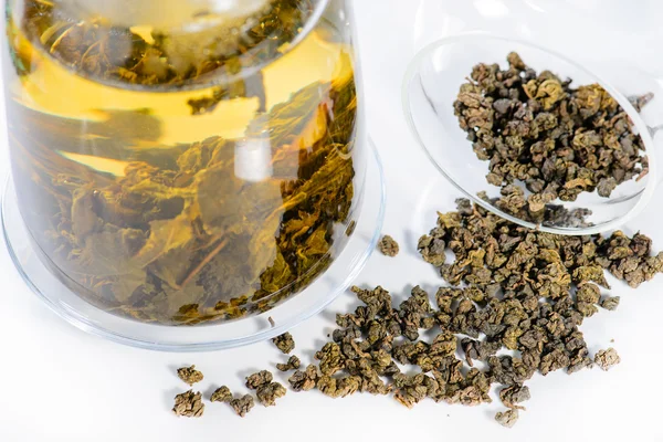 Nahaufnahme von chinesischem Ginseng-Oolong-Tee und aufgebrühtem Tee in einem Teapo — Stockfoto