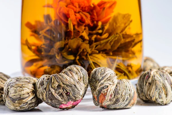 Té verde exótico con flores en la tetera de vidrio "corazón amoroso " —  Fotos de Stock