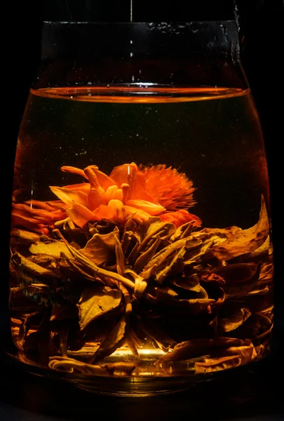 Экзотический зеленый чай с цветами в стеклянном чайнике "любящее сердце" на — стоковое фото