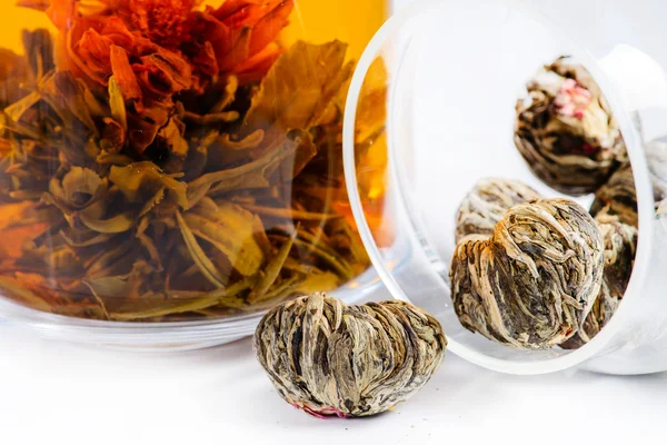 Exotischer grüner Tee mit Blumen in Glas Teekanne "liebevolles Herz" — Stockfoto