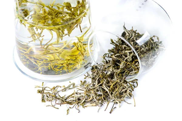 Primo piano di tè versato tè Huangshan Maofeng, DOF superficiale — Foto Stock
