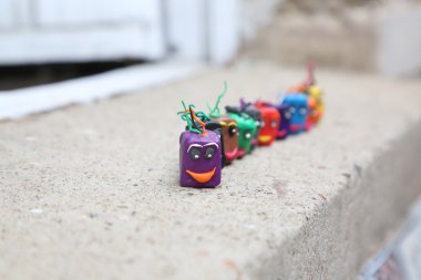 mutlu bir şekilde ayakta sırasındaki şirin çok renkli Şirket