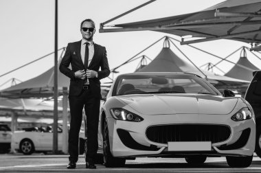 Başarılı yang işadamı hiscabrio yanında.