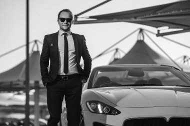 Başarılı yang işadamı sarı cabrio araba