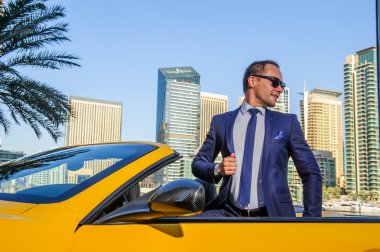 Başarılı yang işadamı sarı cabrio araba