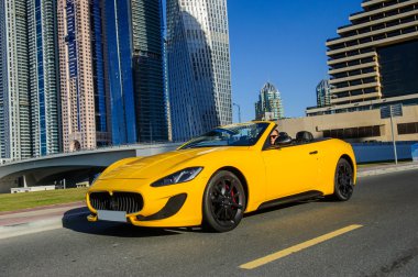 Başarılı yang işadamı sarı cabrio araba.