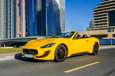 Başarılı yang işadamı sarı cabrio araba.