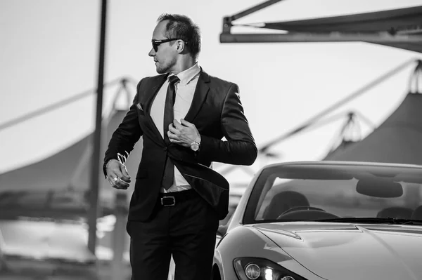 Uomo d'affari yang di successo accanto alla cabrio auto . — Foto Stock