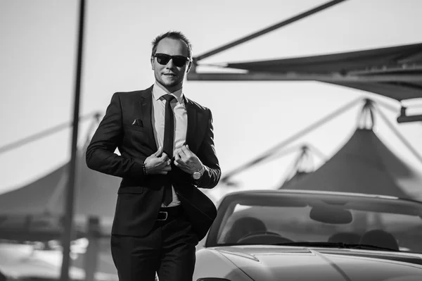 Succesvolle yang zakenman in gele cabrio auto — Stockfoto