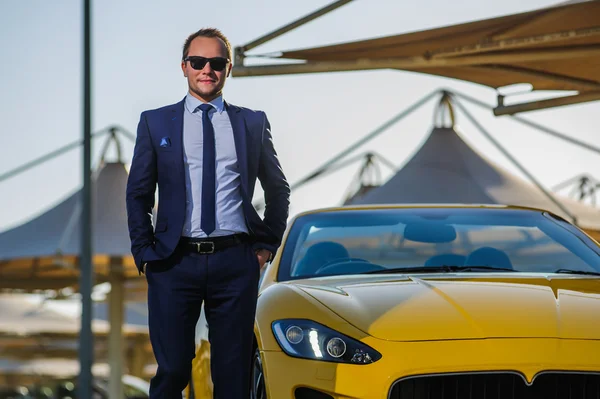 Bem sucedido empresário yang em carro cabrio amarelo — Fotografia de Stock