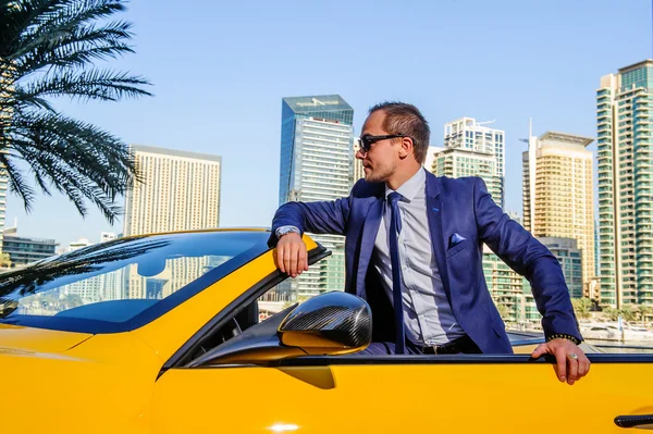 Úspěšné Jang podnikatel v autě žluté cabrio — Stock fotografie
