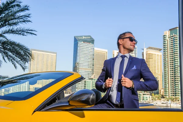 Bem sucedido empresário yang em carro cabrio amarelo — Fotografia de Stock