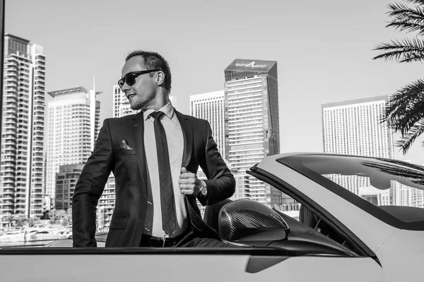 Uomo d'affari yang di successo in auto cabrio giallo — Foto Stock