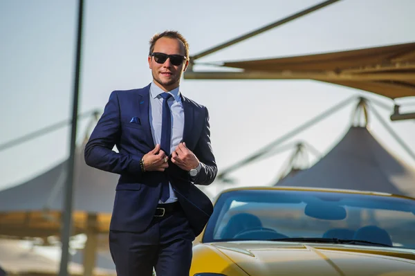 Sikeres yang üzletember sárga kabrió autóban — Stock Fotó