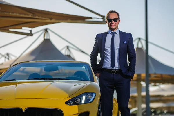 Успешный янь бизнесмен рядом с желтым автомобилем Cabrio . — стоковое фото