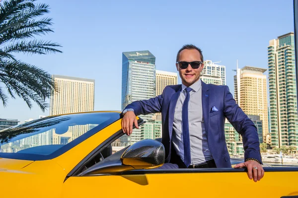 Bem sucedido empresário yang em carro cabrio amarelo — Fotografia de Stock