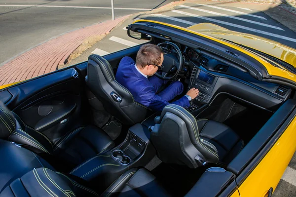 Bem sucedido empresário yang em carro cabrio amarelo . — Fotografia de Stock