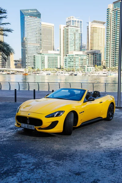 Bem sucedido empresário yang em carro cabrio amarelo . — Fotografia de Stock