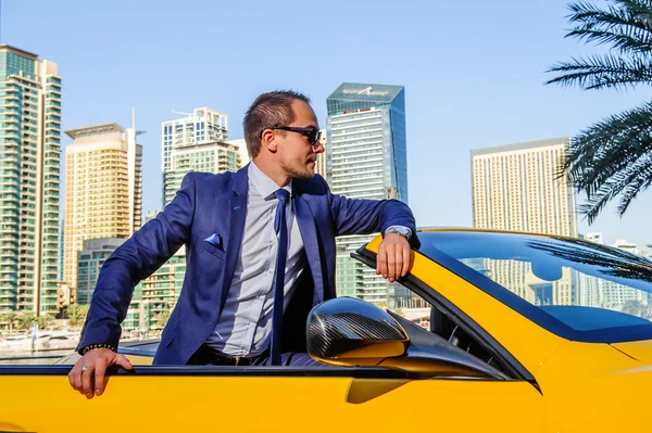 Bem sucedido empresário yang em carro cabrio amarelo . — Fotografia de Stock