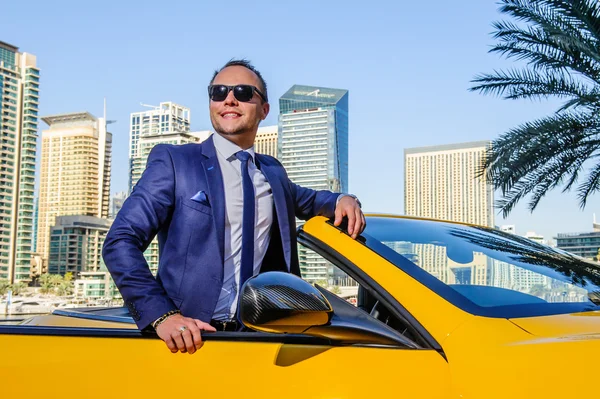 Erfolgreicher Yang-Geschäftsmann im gelben Cabrio. — Stockfoto