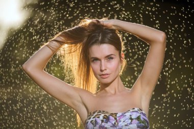 Dışında oynarken güzel bir kadın portresi