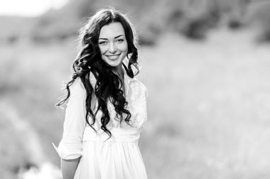 Onun baş teşkil etmektedir doğa siyah ve beyaz arka plan üzerinde çelenk ile genç Slav kadın.