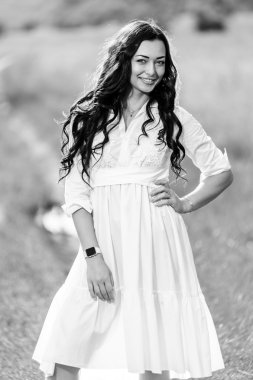 Onun baş teşkil etmektedir doğa siyah ve beyaz arka plan üzerinde çelenk ile genç Slav kadın.