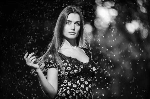 Portret van een mooie vrouw spelen buiten zwart-wit — Stockfoto
