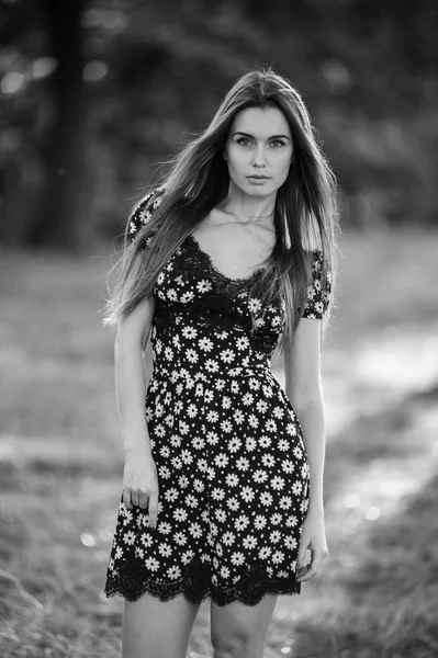 Retrato de una hermosa mujer jugando afuera en blanco y negro — Foto de Stock