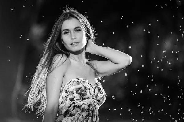 Retrato de uma bela mulher brincando fora preto e branco — Fotografia de Stock