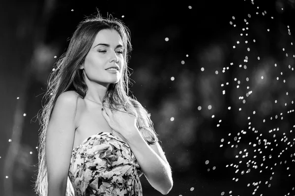 Portrait of a beautiful woman playing outside black and white — Stock Photo, Image