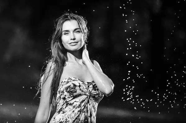 Retrato de uma bela mulher brincando fora preto e branco — Fotografia de Stock