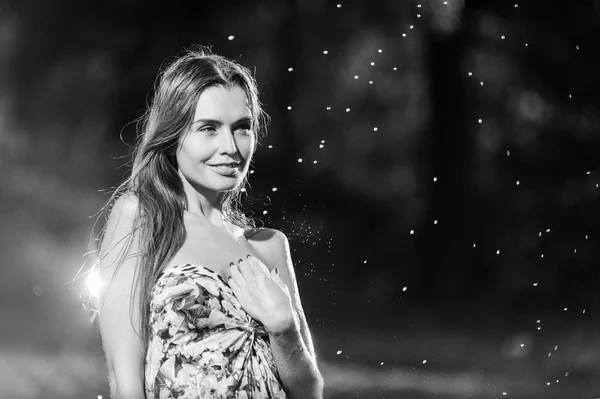 Retrato de uma bela mulher brincando fora — Fotografia de Stock