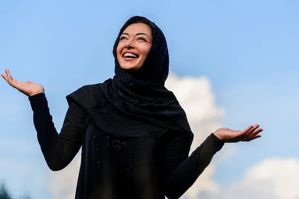 Schöne Frau aus dem Mittleren Osten wartet auf Regen — Stockfoto