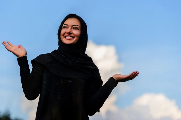 Piękna kobieta Bliskiego Wschodu czekać na deszcz — Zdjęcie stockowe
