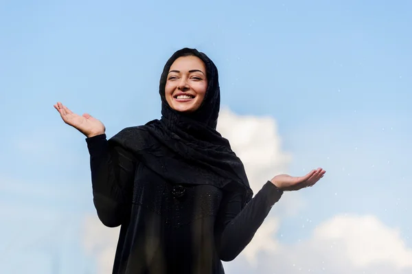 Krásná žena středního východu čekat na déšť — Stock fotografie