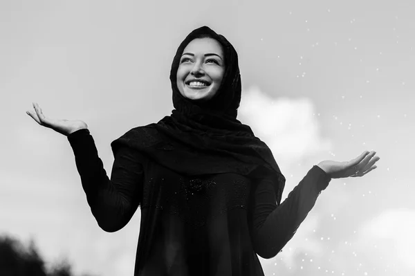 Bela mulher do Oriente Médio vait para chuva — Fotografia de Stock