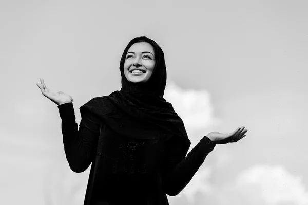 Bela mulher do Oriente Médio vait para chuva — Fotografia de Stock