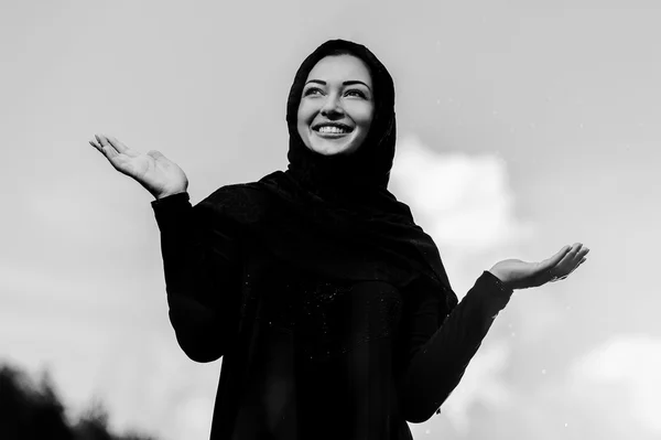Piękna kobieta Bliskiego Wschodu vait o deszcz — Zdjęcie stockowe