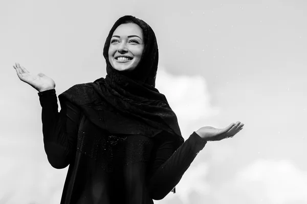 Bela mulher do Oriente Médio vait para chuva — Fotografia de Stock