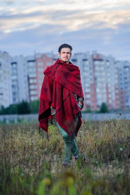 Panço yeşil alan üzerinde genç hippi adam